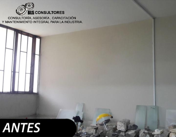 Señal de uso obligatorio de EPP instalada en planta industrial