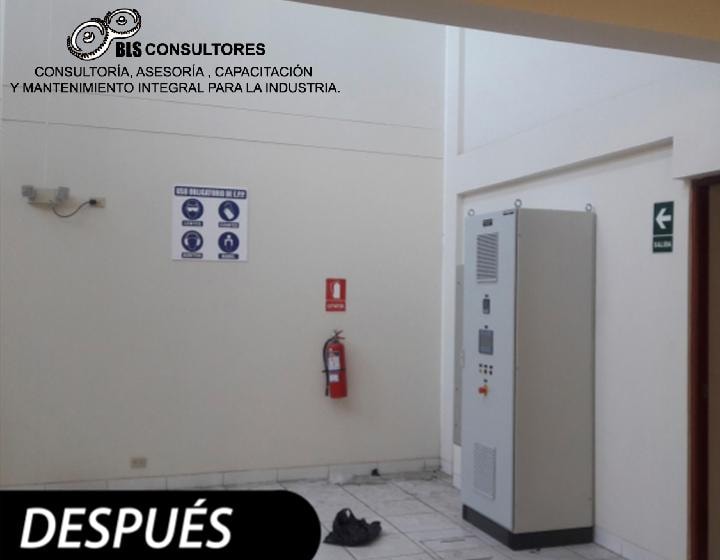 Señal Atención Riesgo Eléctrico y Prohibido Ingresar con Alimentos instaladas