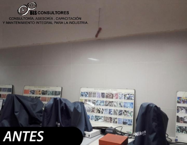 Instalación de señal de Zona Segura en columna de edificio